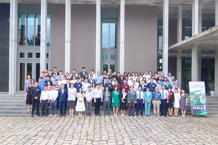 Giảng viên mobile 365 bet
 trình bày báo cáo tại Hội nghị quốc tế tại Việt Nam về Khoa học Trái đất và môi trường lần thứ 3